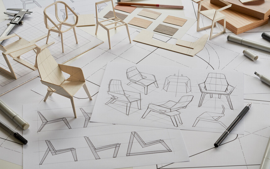 projektowanie mebli - mężczyzna szkicujący krzesła/fotele